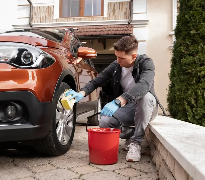 Lavage auto à domicile Villiers-au-Bouin : professionnel intervenant sur un véhicule